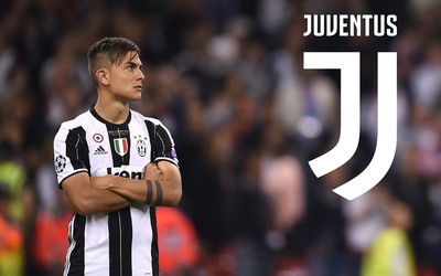 三亿电竞热评-乌克兰队球迷举国旗震撼画面